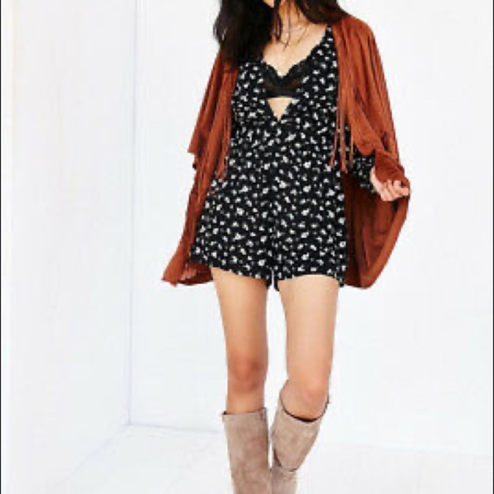 Urban Outfitters Ecote Black White Floral Long Sleeve Shorts Romper XS